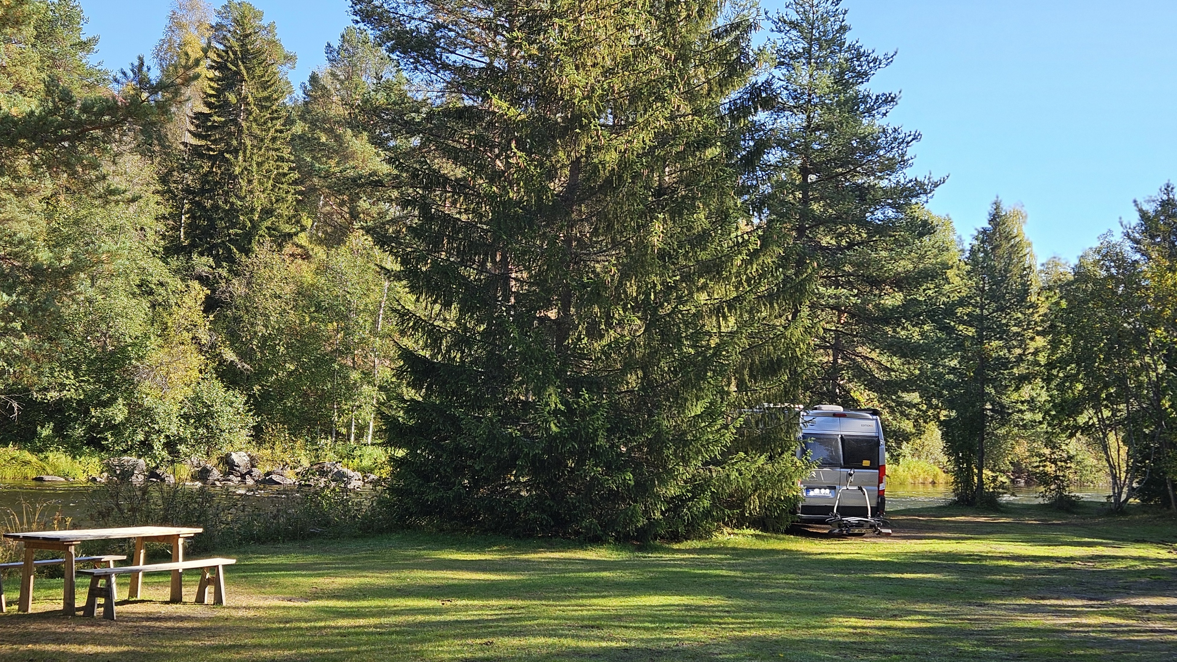 Rzmlig naturcampingplats direkt vid Ammerån i Jämtland med 16A el för husbil, husvagn och tält