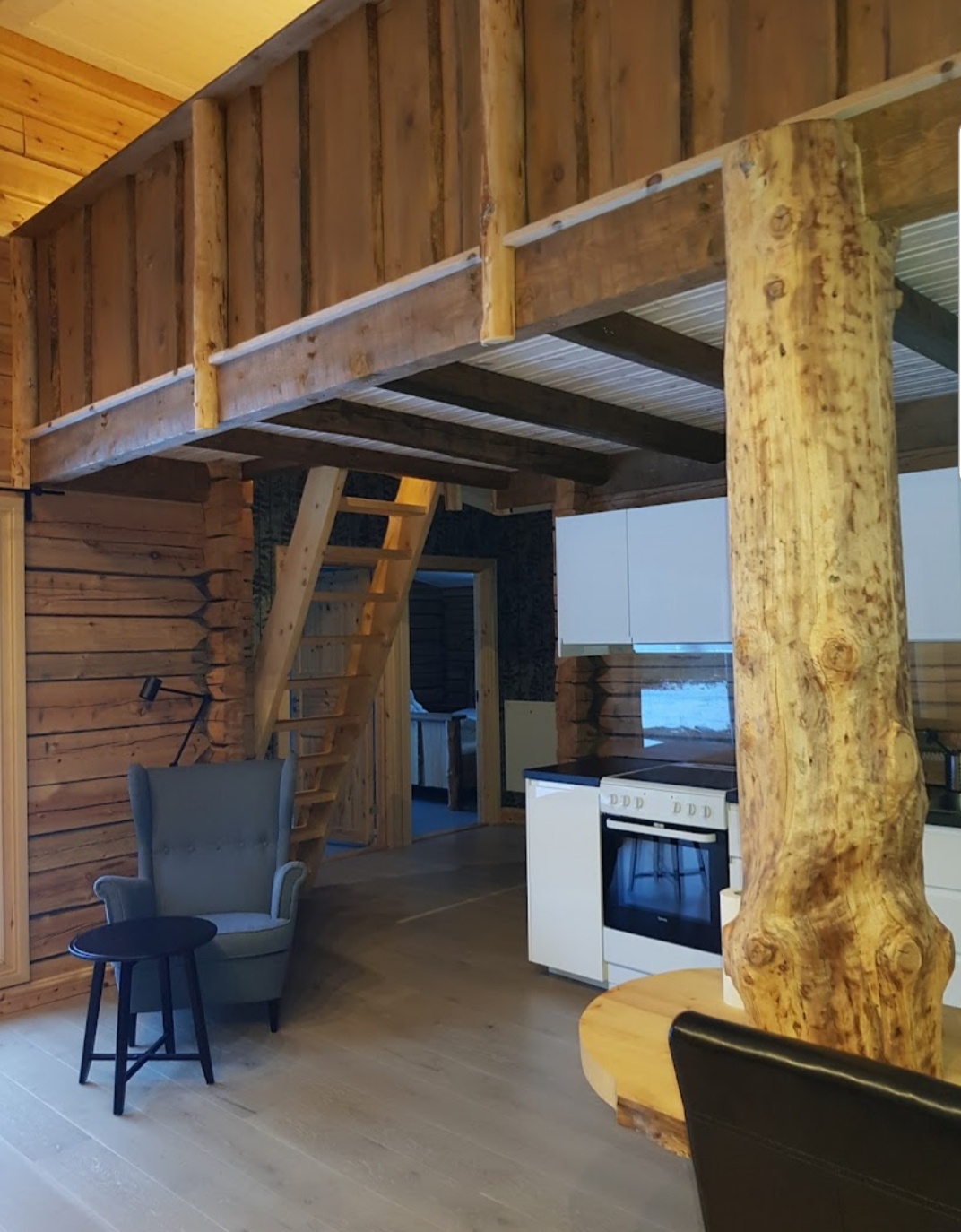 Exklusiv timmerstuga med modern standard, golvvärma, kamin och tvättmaskin. Perfekt för semester , företagsboende och montörer/arrbetare